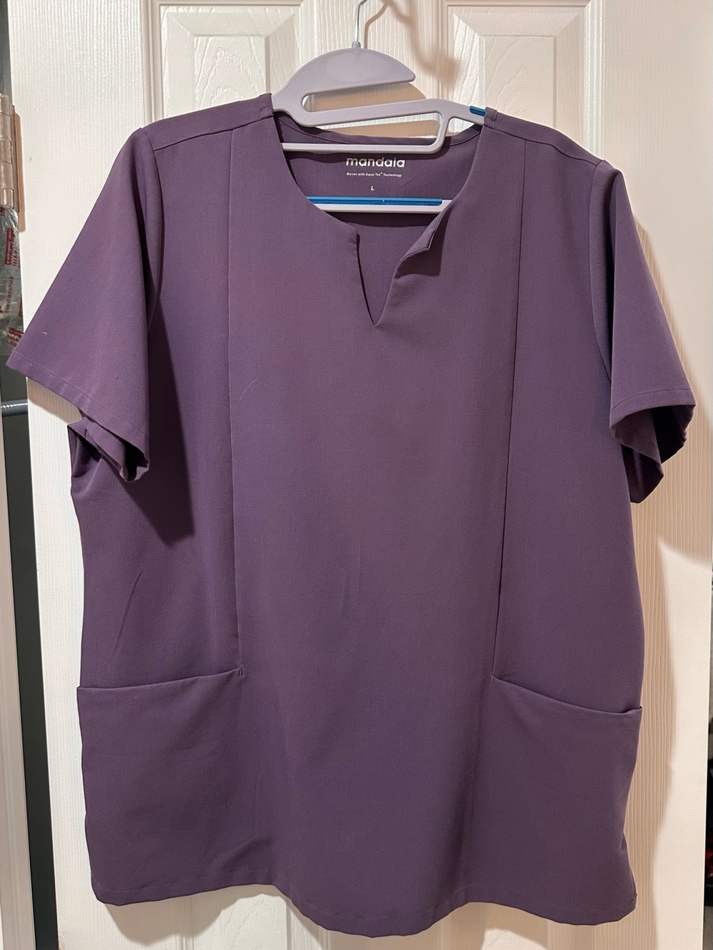 Mandala 5 Pocket Notch Neck Scrub Top • Dewberry • Size Large • NWOT